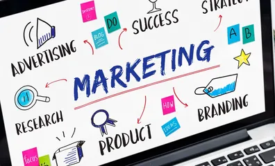 Profesional presentando estrategias de marketing — Curso de marketing de Certhana Academy